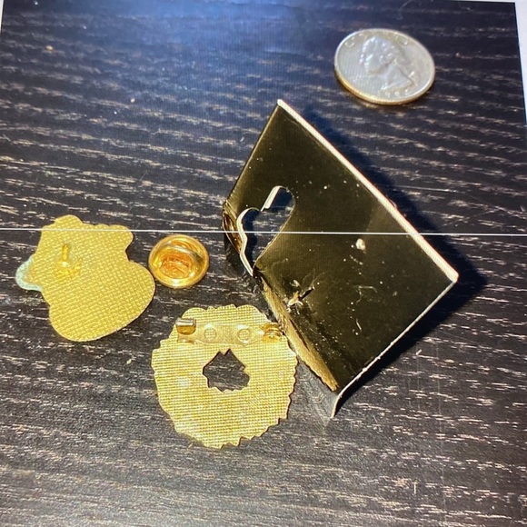 2  vintage enamel tack pins and broach Christmas - Picture 4 of 5